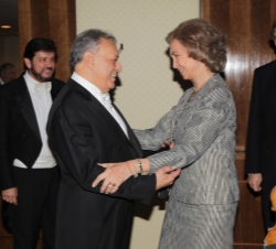 Concierto de la Orquesta del Teatro Maggio Musicale Fiorentino. Doña Sofía recibe el saludo del director Zubin Mehta 