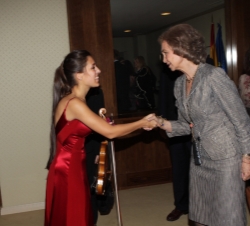 Concierto de la Orquesta del Teatro Maggio Musicale Fiorentino. Su Majestad la Reina es saludada por la violinista Leticia Moreno