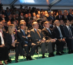 Inauguración de la nueva terminal de contenedores del Muelle Prat. El Rey, junto a autoridades y asistentes, durante la inauguración de la terminal