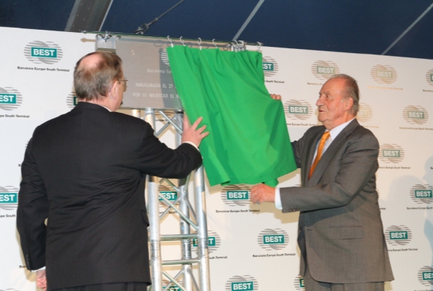 Inauguración de la nueva terminal de contenedores del Muelle Prat. Don Juan Carlos descubre una placa conmemorativa de la inauguración