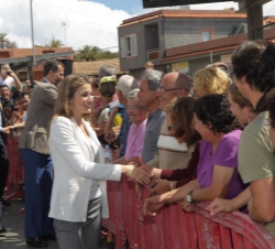 Visita a la isla de La Gomera. Los Príncipes saludan a los gomeros que acudieron a recibirles