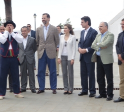 Visita a la isla de La Gomera. Los Príncipes y el resto de autoridades, durante la demostración de Silbo