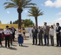Visita a la isla de La Gomera. Los Príncipes y el resto de autoridades presencian una demostración de Silbo