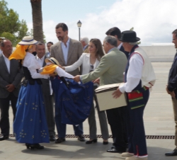 Visita a la isla de La Gomera. Los Príncipes son obsequiados con un traje típico