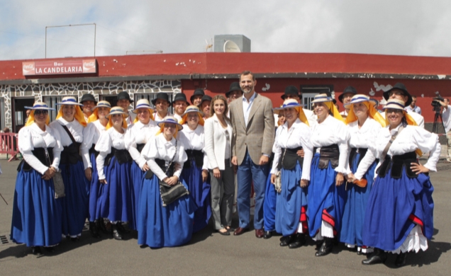 Visita a la isla de La Gomera. Fotografía de grupo con el grupo folclórico