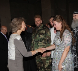 Doña Sofía saluda a los artistas