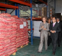 Doña Sofía recorre la zona de almacenamiento de alimentos. Doña Sofía recorre la zona de almacenamiento de alimentos