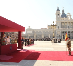 Acto de imposición de la Cruz Laureada de San Fernando al estandarte del Regimiento de Caballería Acorazado "Alcántara" nº 10