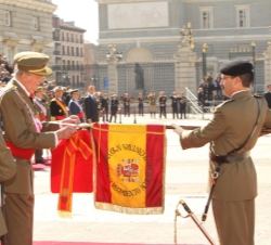 Acto de imposición de la Cruz Laureada de San Fernando al estandarte del Regimiento de Caballería Acorazado "Alcántara" nº 10. Don Juan Carl