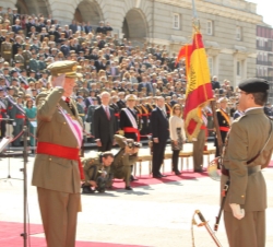 cto de imposición de la Cruz Laureada de San Fernando al estandarte del Regimiento de Caballería Acorazado "Alcántara" nº 10. Saludo de Su M