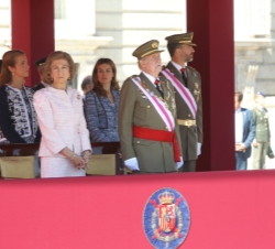 Acto de imposición de la Cruz Laureada Colectiva de San Fernando al estandarte del Regimiento de Caballería Acorazado "Alcántara" nº 10. Los