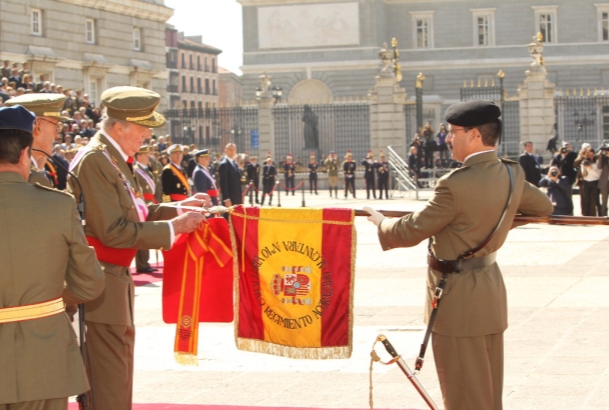 Acto de imposición de la Cruz Laureada de San Fernando al estandarte del Regimiento de Caballería Acorazado "Alcántara" nº 10. Don Juan Carl
