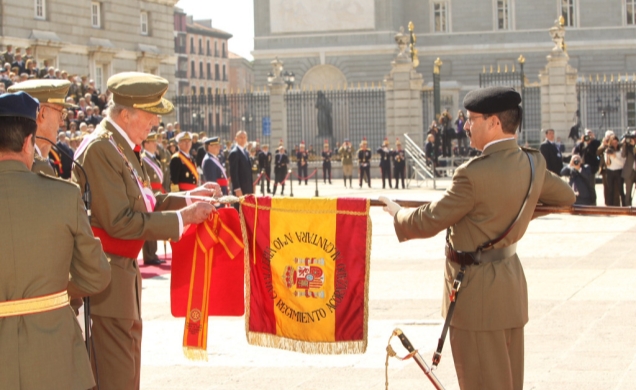 Acto de imposición de la Cruz Laureada de San Fernando al estandarte del Regimiento de Caballería Acorazado "Alcántara" nº 10. Don Juan Carlos impone 