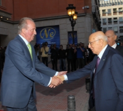 Don Juan Carlos recibe el saludo del Presidente de la República de Italia, Giorgio Napolitano