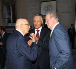 Don Juan Carlos conversa con los Presidentes de las Repúblicas de Italia y Portugal
