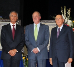 Don Juan Carlos acompañado por los Presidentes de las Repúblicas de Italia y Portugal