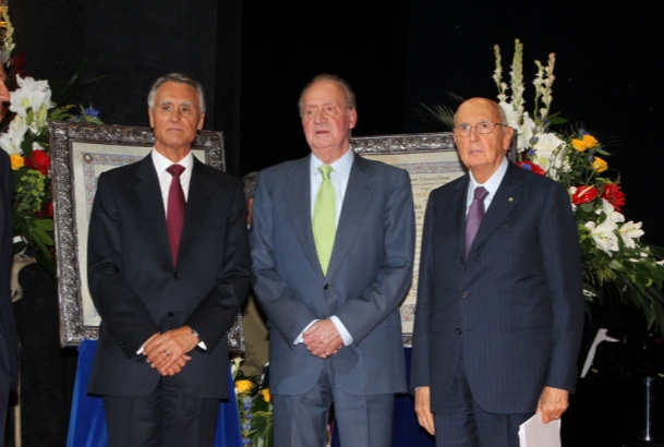 Don Juan Carlos acompañado por los Presidentes de las Repúblicas de Italia y Portugal