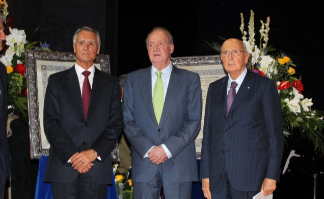 Don Juan Carlos acompañado por los Presidentes de las Repúblicas de Italia y Portugal