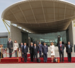 Sus Altezas Reales los Príncipes de Asturias, durante su despedida en el Aeropuerto de Barajas