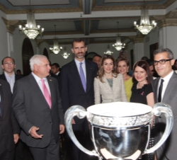 Viaje Oficial a la República de Panamá. Los Príncipes de Asturias junto al Presidente de Panamá y su esposa observan la Copa V Centenario