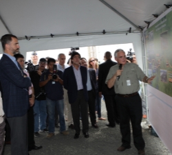 Sus Altezas Reales los Príncipes de Asturias reciben explicaciones durante su visita a las obras de ampliación del Canal de Panamá