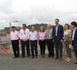 Don Felipe y Doña Letizia durante su visita a las obras de ampliación del Canal de Panamá en el Pacífico