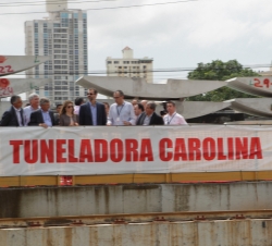 Don Felipe y Doña Letizia durante su visita a las obras del Metro de Panamá