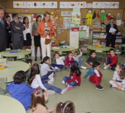Visita al Colegio de Educación Infantil y Primaria Infanta Elena. Doña Elena durante su visita al aula 1º de primaria