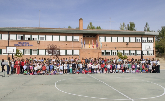 Visita al Colegio de Educación Infantil y Primaria Infanta Elena. Fotografía de grupo