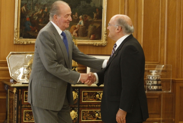 Don Juan Carlos recibe el saludo del Presidente del Consejo General de la Abogacía Española, Carlos Carnicer Díez