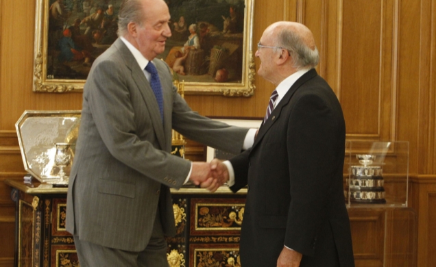 Don Juan Carlos recibe el saludo del Presidente del Consejo General de la Abogacía Española, Carlos Carnicer Díez