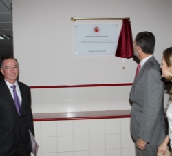 Don Felipe descubre una placa conmemorativa en presencia de Doña Letizia y del Director del Centro Integrado de Formación Profesional Juan Herrera, Ca