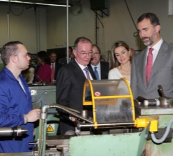 Sus Altezas Reales los Príncipes de Asturias visionan el trabajo de uno de los alumnos