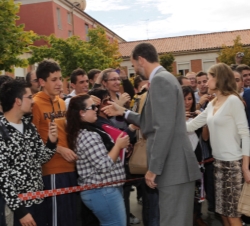 Los Príncipes saludan a los vallisoletanos que les ofrecieron una cordial bienvenida
