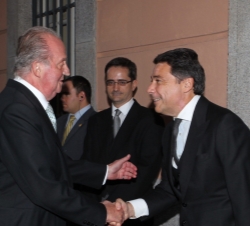 Apertura del Curso de las Reales Academias. Don Juan Carlos recibe el saludo del presidente de la Comunidad de Madrid, Ignacio González