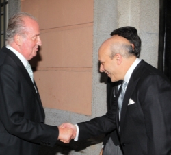 Apertura del Curso de las Reales Academias. Don Juan Carlos recibe el saludo del ministro de Educación, Cultura y Deporte, José Ignacio Wert