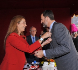 Presidencia de mesas de cuestación del "Día de la Banderita". Doña Elena impone la insignia a Don Felipe 