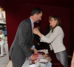Presidencia de mesas de cuestación del "Día de la Banderita". Doña Letizia impone la insignia del Día de la Banderita a Don Felipe