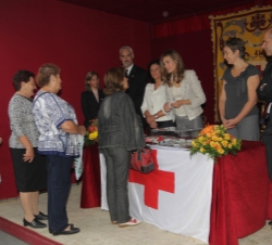 Presidencia de mesas de cuestación del "Día de la Banderita". La Princesa conversa con varias ciudadanas que acudieron a colaborar con Cruz 