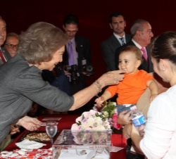 Doña Sofía saluda a un niño 