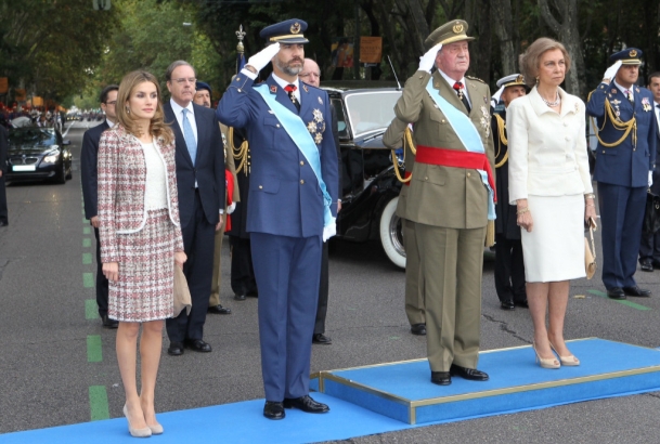 Celebración del Día de la Fiesta Nacional. Sus Majestades los Reyes y los Príncipes de Asturias durante la interpretación del Himno Nacional