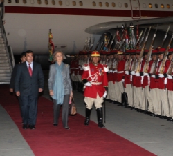Doña Sofía a su llegada junto con el Ministro de la Presidencia, Juan Ramón Quintana