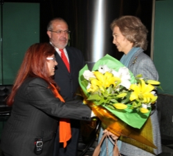 Viaje de Cooperación al Estado Plurinacional de Bolivia. Doña Sofía recibe un ramo de flores a su llegada