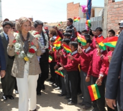 Doña Sofía a su llegada a la Unidad Educativa "España"