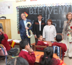 Su Majestad en un aula de la Unidad Educativa "España"