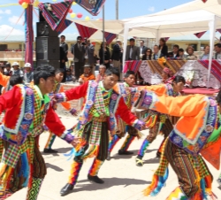 Acto central de homenaje con la danza "tinku" en la Unidad Educativa "España"