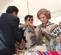 Su Majestad fue obsequiada con un poncho artesanal en la Unidad Educativa "España"
