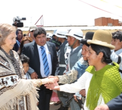 Doña Sofía recibe el saludo de padres de alumnos en la Unidad Educativa "España"