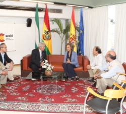 Su Majestad la Reina durante el encuentro que mantuvo con el Gobernador del Departamento de Santa Cruz, Rubén Costas