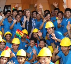 Fotografía de grupo con alumnos de la Escuela Taller de la Chiquitanía